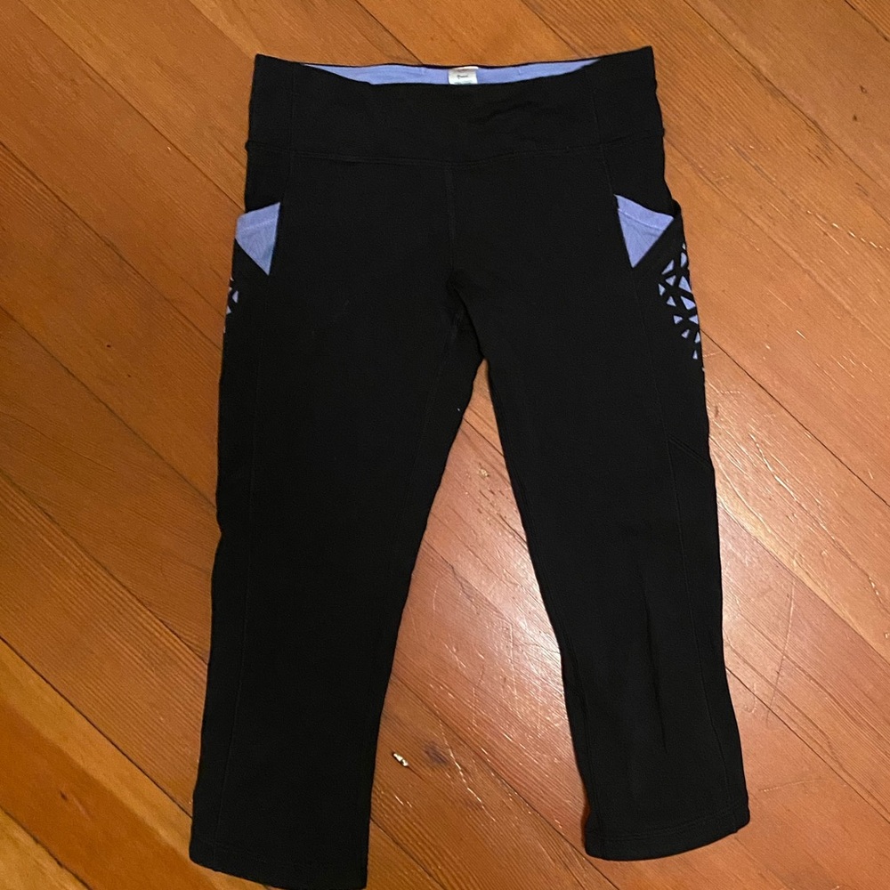 Lululemon/Ivivvia girls size 10 capris leggings